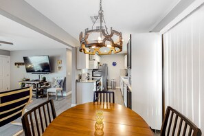 Dining - Snowbird-friendly home with central AC, washer/dryer & free WiFi - near golf (Phoenix)