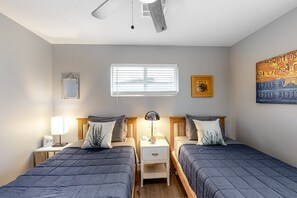 3 Schlafzimmer, Schreibtisch, Bügeleisen/Bügelbrett, Reisekinderbett