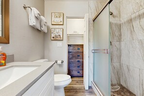 Shower, hair dryer, towels - Charming bungalow near U of A with central AC, WiFi, washer/dryer & kitchen (Tucson)
