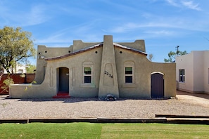 Exterior - Charming bungalow near U of A with central AC, WiFi, washer/dryer & kitchen (Tucson)