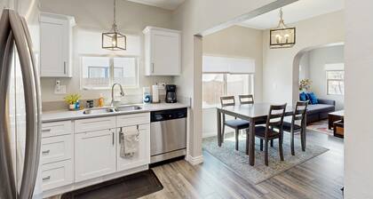 Charming bungalow near U of A with central AC, WiFi, washer/dryer & kitchen