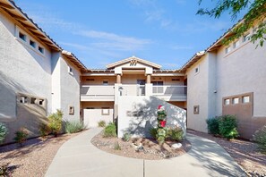 Exterior - Comfy, dog-friendly condo with mountain views, pool, hot tub & gym (Oro Valley)