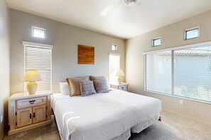 2 bedrooms, free WiFi, bed sheets - Comfy, dog-friendly condo with mountain views, pool, hot tub & gym (Oro Valley)