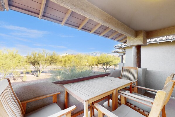 Outdoor dining - Comfy, dog-friendly condo with mountain views, pool, hot tub & gym (Oro Valley)
