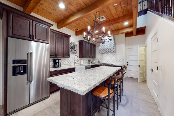Fridge, microwave, oven, stovetop - Delightful Desert Gem W/ High-Speed WiFi, Modern Art, & Balcony - Dogs Welcome (Tucson)