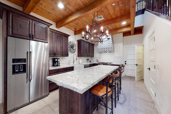 Coffee/tea maker, fridge, microwave, oven - Delightful Desert Gem W/ High-Speed WiFi, Modern Art, & Balcony - Dogs Welcome (Tucson)