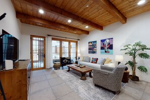 Smart TV - Delightful Desert Gem W/ High-Speed WiFi, Modern Art, & Balcony - Dogs Welcome (Tucson)