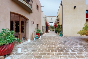 Property grounds - Delightful Desert Gem W/ High-Speed WiFi, Modern Art, & Balcony - Dogs Welcome (Tucson)