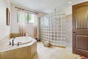 Shower, hair dryer, towels - Peaceful Sedona Retreat | Dog-Friendly | Fire pit, Patio, Trails Nearby (Sedona)