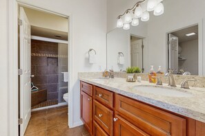 Shower, hair dryer, towels - Beautifully remodeled dog-friendly Casita with shared heated pool & hot tub (Tucson)
