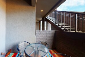 Outdoor dining - Stylish Desert Gem W/Fast WiFi, Private Patio, Central A/C, and Shared Gas Grill (Tucson)