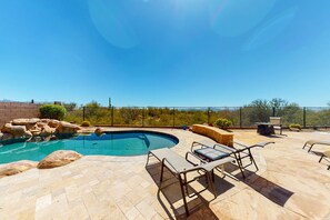 A heated pool - Snowbird-friendly home with fast WiFi, central AC, and private pool (Marana)