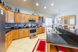 Fridge, microwave, oven, stovetop - Snowbird-friendly home with fast WiFi, central AC, and private pool (Marana)