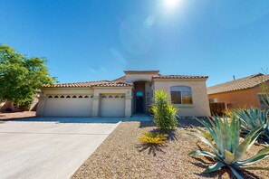 Exterior - Snowbird-friendly home with fast WiFi, central AC, and private pool (Marana)