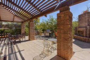 Outdoor dining - Snowbird-friendly condo w/shared heated outdoor pool, hot tub & tennis (Tucson)