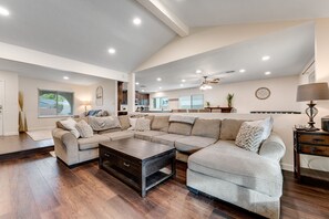 Smart TV, table football - Dog-friendly home with enclosed yard, pool, putting green, grill, foosball, & AC (Scottsdale)