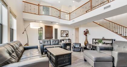 Well-located home with private pool, AC, fast WiFi & W/D - great for snowbirds