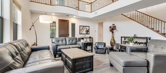 Well-located home with private pool, AC, fast WiFi & W/D - great for snowbirds