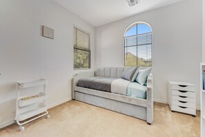 5 bedrooms, desk, iron/ironing board, free WiFi - Well-located home with private pool, AC, fast WiFi & W/D - great for snowbirds (Peoria)