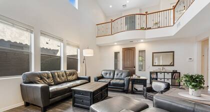 Well-located home with private pool, AC, fast WiFi & W/D - great for snowbirds