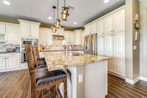 Fridge, microwave, oven, stovetop - Golf-Course View Condo with Central AC & Washer/Dryer - Shared Pool & Hot Tub (Scottsdale)
