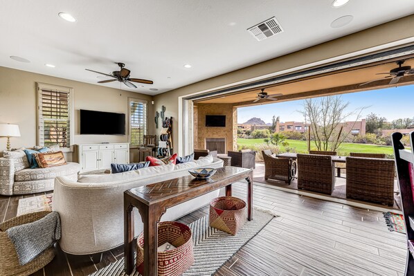 Smart TV, fireplace - Golf-Course View Condo with Central AC & Washer/Dryer - Shared Pool & Hot Tub (Scottsdale)