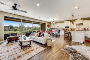 Smart TV, fireplace - Golf-Course View Condo with Central AC & Washer/Dryer - Shared Pool & Hot Tub (Scottsdale)