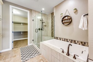 Shower, hair dryer, towels - Golf-Course View Condo with Central AC & Washer/Dryer - Shared Pool & Hot Tub (Scottsdale)