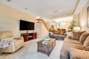 Smart TV, DVD player, books, video library - Luxurious ground floor Condo w/ shared pool & hot tub, overlooking the Lagoon (Scottsdale)