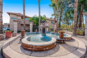 Outdoor spa tub - Luxurious ground floor Condo w/ shared pool & hot tub, overlooking the Lagoon (Scottsdale)