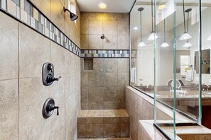 Shower, hair dryer, towels - Luxurious home with private pool, spa, WiFi & central AC (Chandler)