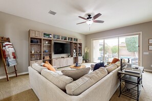 Smart TV, fireplace, books - Luxurious home with private pool, spa, WiFi & central AC (Chandler)