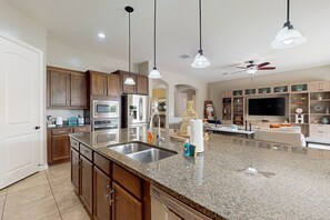 Fridge, microwave, oven, stovetop - Luxurious home with private pool, spa, WiFi & central AC (Chandler)
