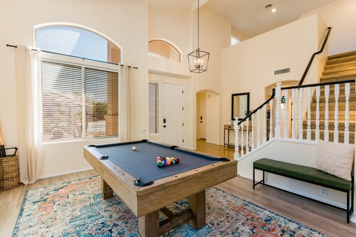 Dog-friendly golf course home with pool, spa, pool table, WiFi & Peloton