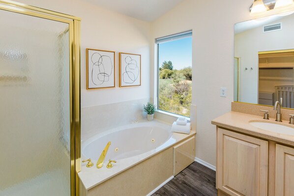 Shower, hair dryer, towels - Dog-friendly golf course home with pool, spa, pool table, WiFi & Peloton (Oro Valley)