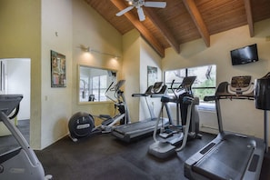 Fitness facility - Dog-friendly house close to recreation center with shared pool & hot tub, AC (Tucson)