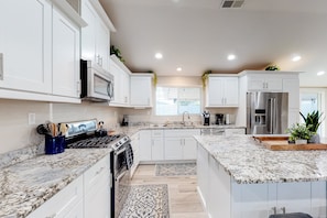 Fridge, microwave, oven, stovetop - Modern Ranch with Private Putting Green, Fast WiFi, Central AC, & Great Location (Scottsdale)