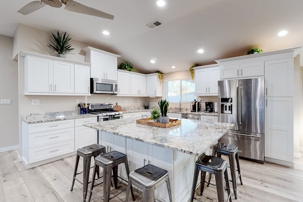 Fridge, microwave, oven, stovetop - Modern Ranch with Private Putting Green, Fast WiFi, Central AC, & Great Location (Scottsdale)