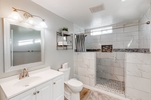 Shower, hair dryer, towels - Modern Ranch with Private Putting Green, Fast WiFi, Central AC, & Great Location (Scottsdale)