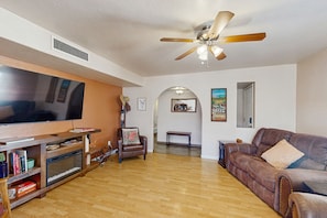 Smart TV, ping pong - Fun, Dog-Friendly Home w/ Game Room, Ping-Pong, Patio, Fast WiFi, & AC (Tucson)