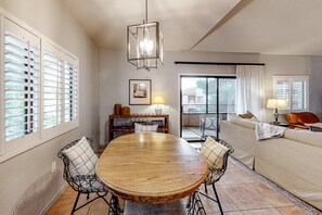 Smart TV - Modern Condo with Shared Pool/Hot Tub, High-Speed WiFi, Central AC, Private W/D (Scottsdale)