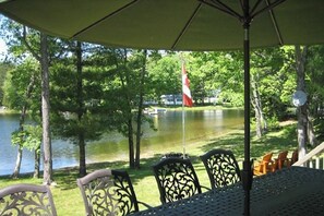 Outdoor dining - Mapleview - Three Bedroom Cottage, Sleeps 12 (Cloyne)
