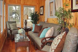 Living area - Mapleview - Three Bedroom Cottage, Sleeps 12 (Cloyne)