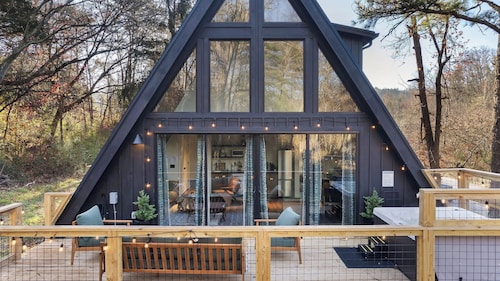 Fireside on Mortar by Avantstay Modern A-fram Home + Hot Tub + Firepit + Forest Views