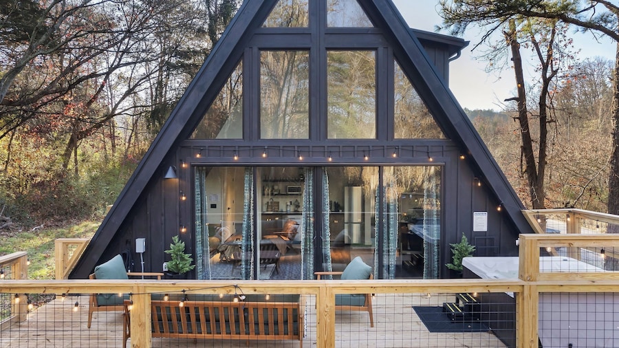 Fireside on Mortar by Avantstay Modern A-fram Home + Hot Tub + Firepit + Forest Views