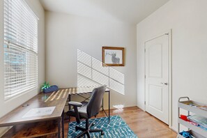 Interior - Modern Townhome with high-speed WiFi, W/D, deck, full kitchen, & great location (Flagstaff)