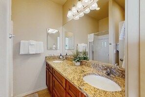 Shower, hair dryer, towels - Modern Townhome with high-speed WiFi, W/D, deck, full kitchen, & great location (Flagstaff)