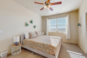 3 bedrooms, desk, iron/ironing board, travel cot - Modern Townhome with high-speed WiFi, W/D, deck, full kitchen, & great location (Flagstaff)