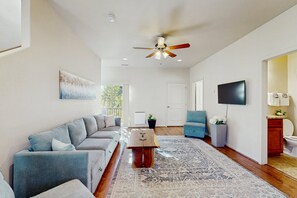 Smart TV, books - Modern Townhome with high-speed WiFi, W/D, deck, full kitchen, & great location (Flagstaff)