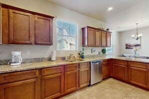 Fridge, microwave, oven, stovetop - Modern Townhome with high-speed WiFi, W/D, deck, full kitchen, & great location (Flagstaff)